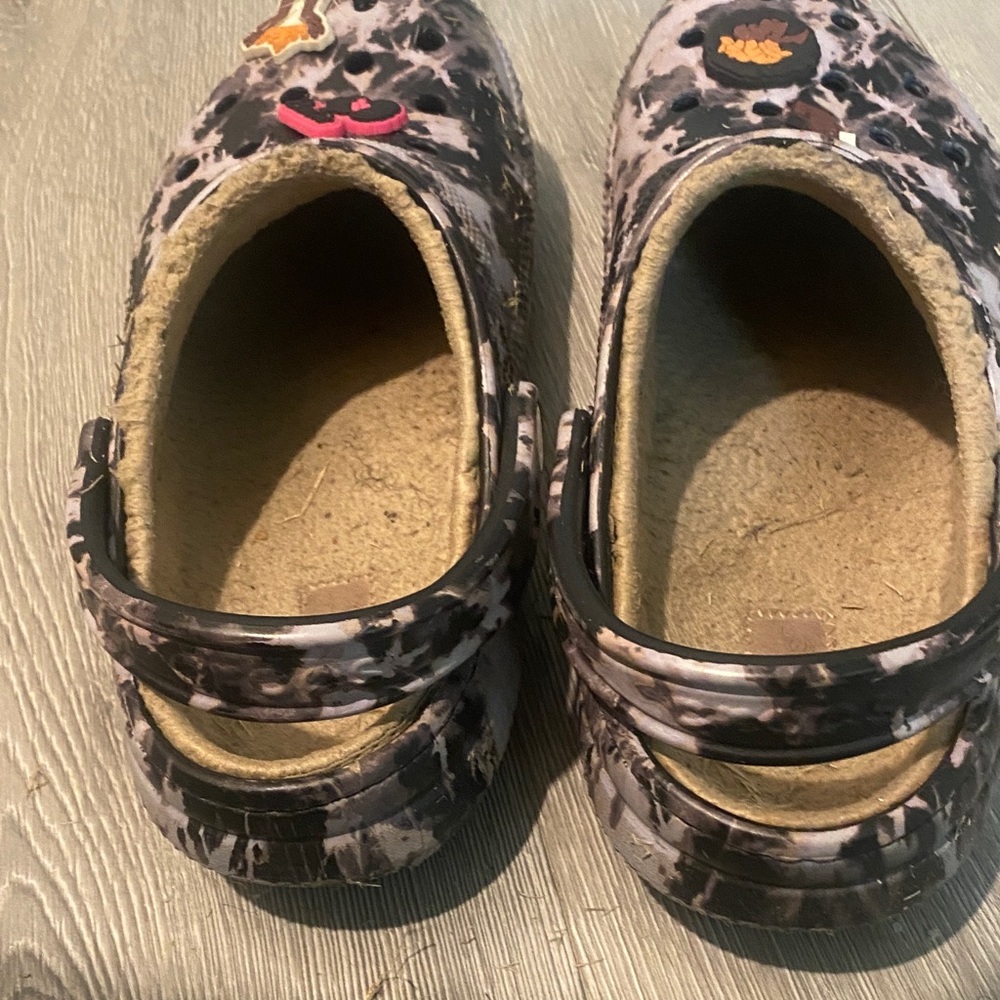 Crocs Camo Brown and tan with Fun charms - Picture 3 of 3